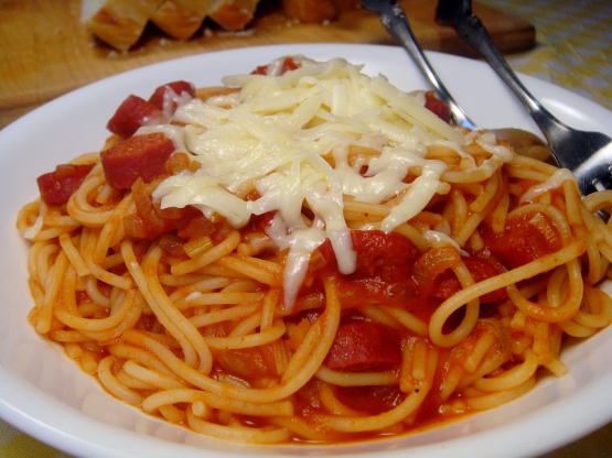 How to Make HOT DOGS 'N NOODLES IN A SKILLET Thick hot dog slices, chopped peppers and onions, and Italian-style diced tomatoes give this hearty vegetable pasta dish its big flavor.