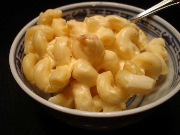 elbow macaroni with cheese sauce