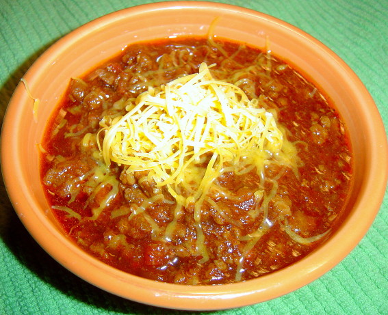 Simple crock pot chili recipe Browned ground beef is combined with tomato sauce, chili powder, cinnamon, allspice, steak sauce and vinegar in this recipe for slow cooker chili. Allow 12 hours cooking time.