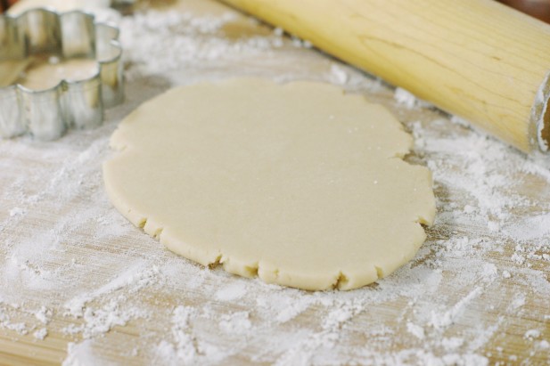 How to Cut & Roll Cookies - Floured Surface
