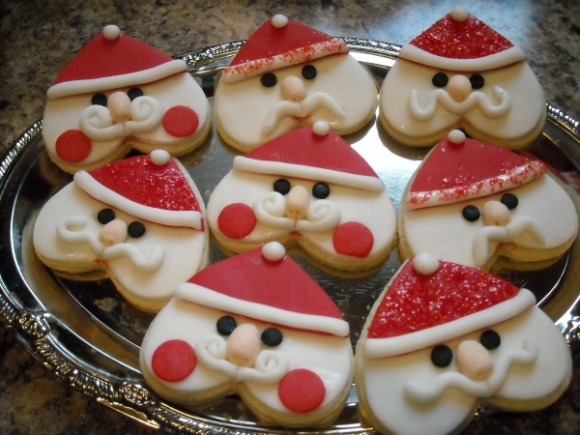 SANTA COOKIES, HEART SHAPED COOKIE TURNED UPSIDE DOWN AND DECORATED WITH FONDANT TO MAKE A SANTA FACE.