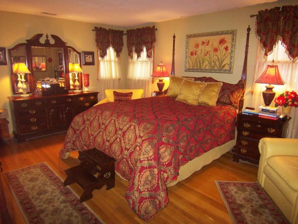 New Red And Gold Bedroom Decorating Ideas for Simple Design