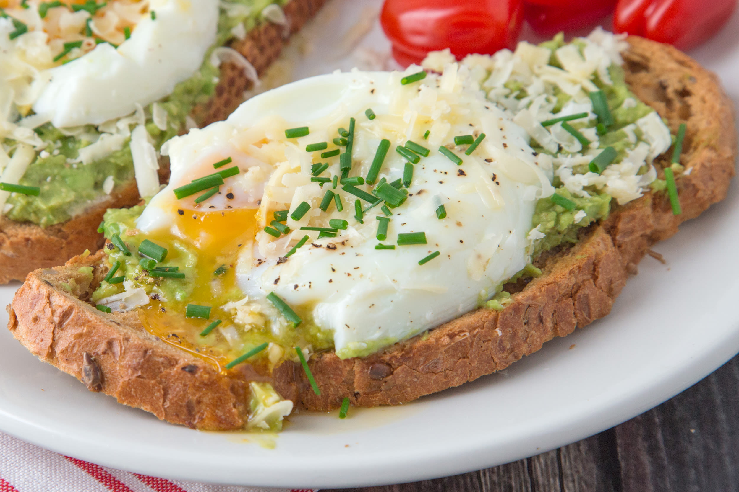 how many calories in 2 poached eggs on toast