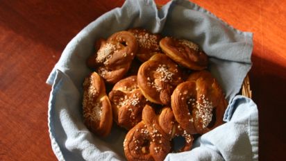 Laugenbrotchen Pretzel Rolls Recipe Food Com Natuerlich gibt es ueberall die klassische breze mit feinsalz, grobsalz und mohn. laugenbrotchen pretzel rolls