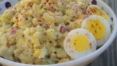 macaroni salad with egg and tuna