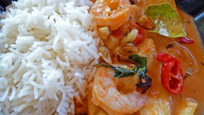 thai prawn and pineapple curry