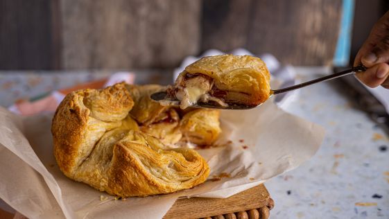 Baked Brie in Puff Pastry With fruit Preserves
