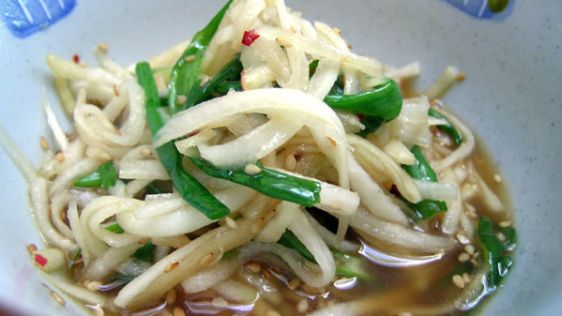 Sweet & Spicy Mu-Saengchae with Radish & Apple (Banchan)