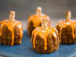mini pumpkin bundt cakes