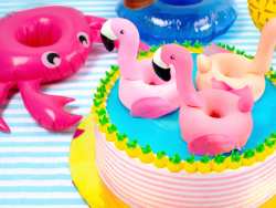 Make A Splash With This Flamingo Pool Float Cake