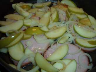 Smoked Bacon With Onions and Apple Rings - Appel-Flask