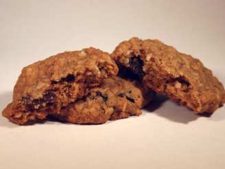Chewy Spicy Oatmeal Raisin Cookies