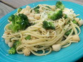 Linguine With Broccoli and Bay Scallops