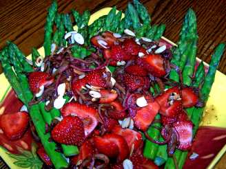 Spring Asparagus and Strawberry Salad With a Caramel Drizzle