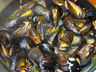 Fragrant Steamed Mussels in Vermouth With Herbs and Shallots