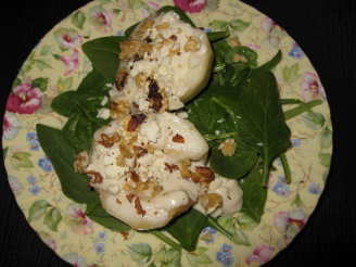 Pear Salad With Spinach, Blue Cheese, and Walnuts