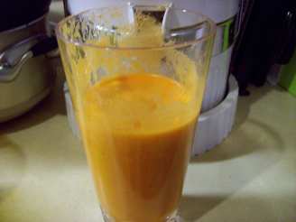 Carrot, Peach and Fresh Thyme Smoothie (Raw Food)