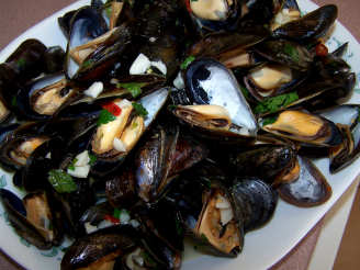 Steamed Garlic and Herb Mussels