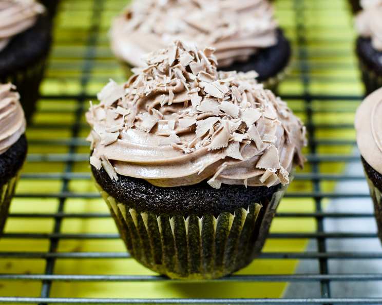 Eggless Chocolate Cupcakes - The Dinner-Mom