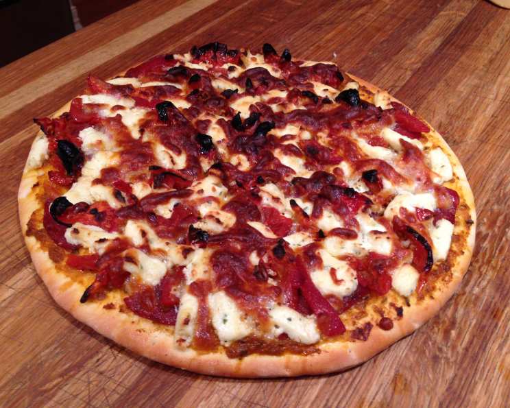 pizza au pepperoni et aux dominos