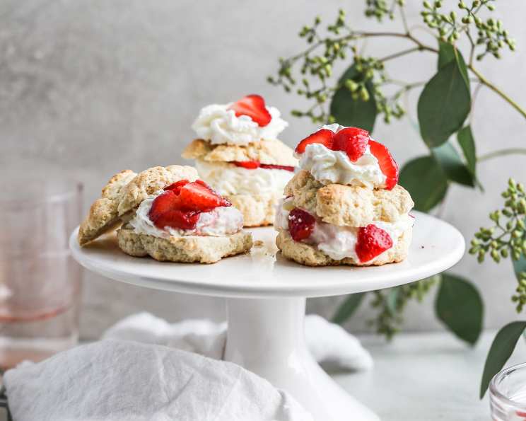 Recipe vanilla biscuit cake with strawberry yoghurt mousse