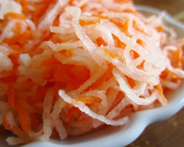 Diakon Radish & Carrot Salad Recipe