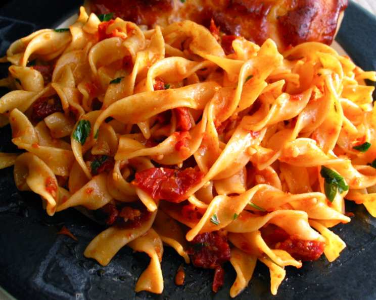 Buttered Noodles With Garlic and Sun Dried Tomatoes Recipe