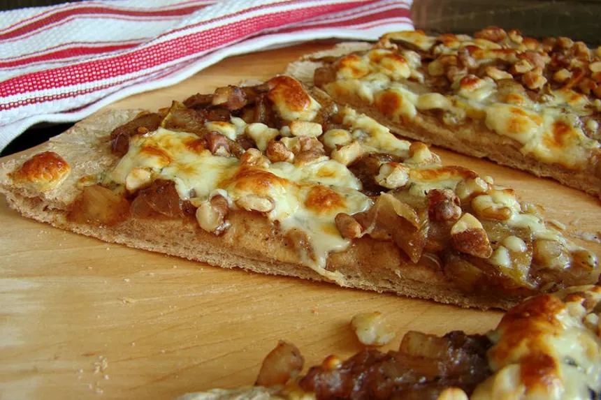 Caramelized Pear and Gorgonzola Pizza - Fifteen Spatulas