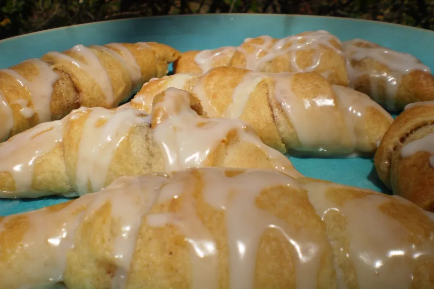 Crescent Roll Cinnamon Rolls - Mama Loves Food