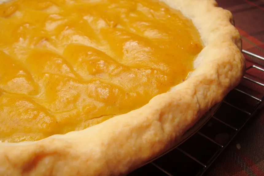 How to Make a Foolproof Flaky Pie Crust - Mom Loves Baking