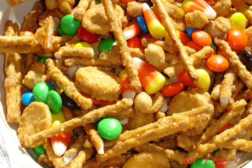 Sweet & Salty Halloween Snack Mix – No Cook, Ready in 2 Minutes