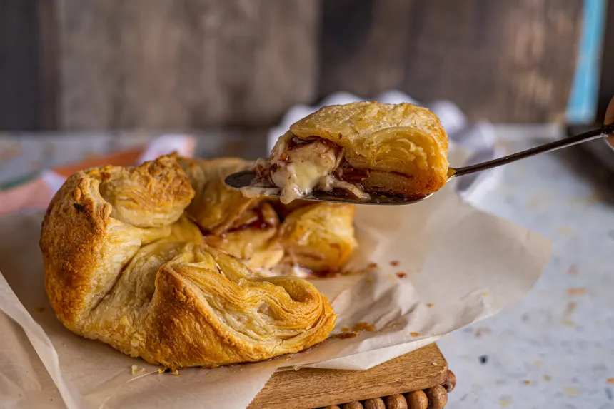 Baked Brie in Puff Pastry With Apricot or Raspberry Preserves Recipe 