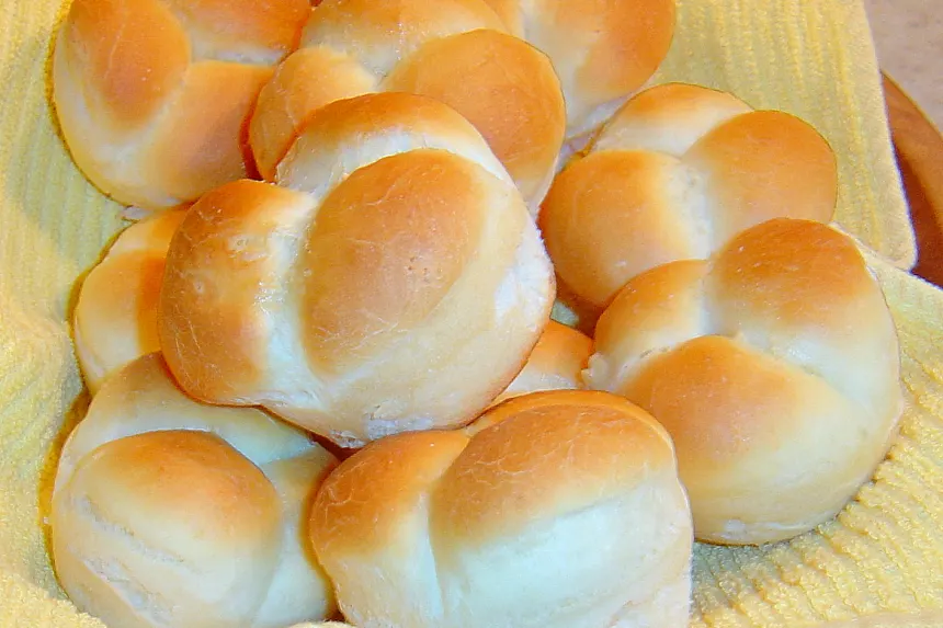 Easy Make-Ahead Cloverleaf Dinner Rolls Recipe 