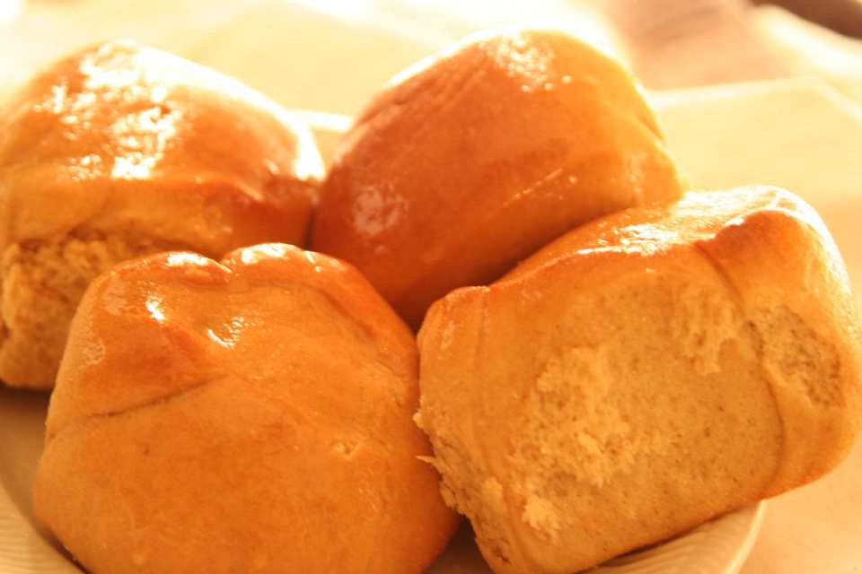 Bread Machine Hawaiian Rolls Soft, Golden, and Deliciously Easy