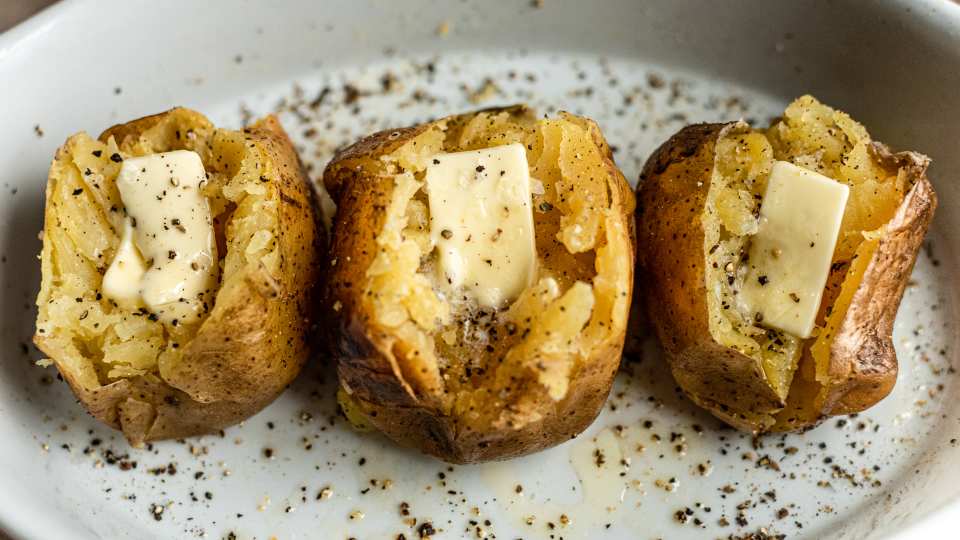 https://img.sndimg.com/food/image/upload/f_auto,c_thumb,q_55,w_960/v1/img/recipes/53/18/2/95KsZyGNQzuuzUOcERoi_baked-potato-3.jpg