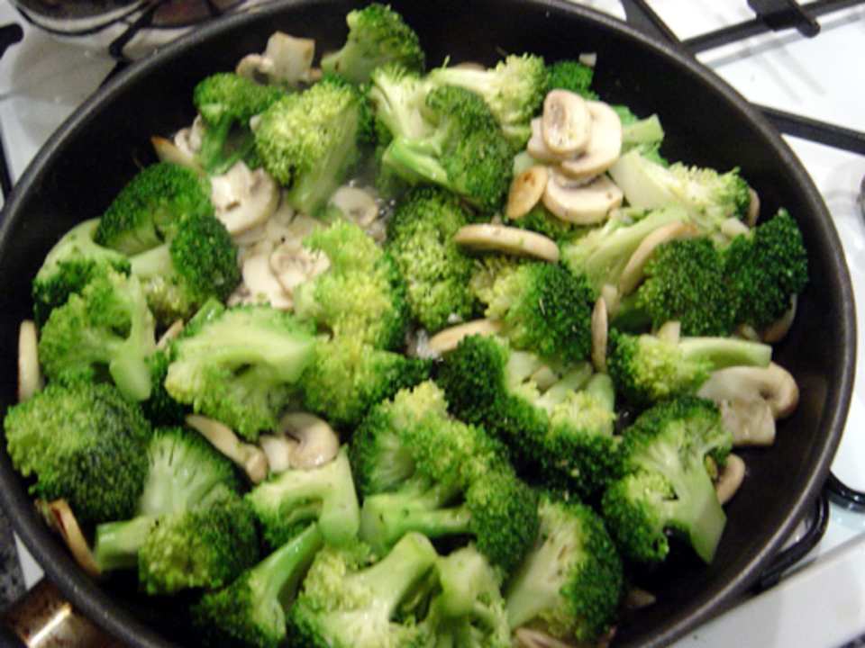 Garlic-Spiked Broccoli and Mushrooms Recipe - Food.com