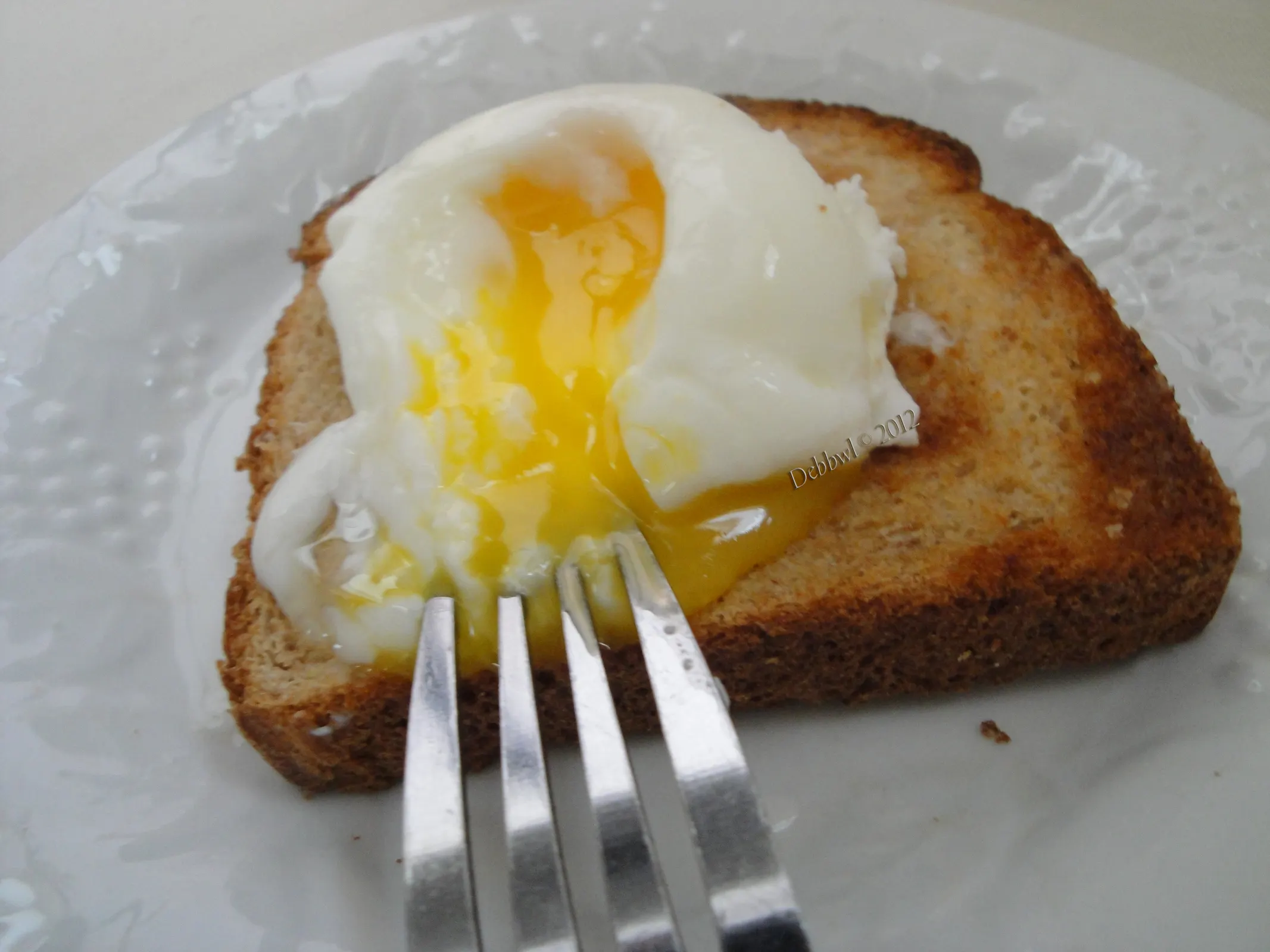 How Do You Poach an Egg in a Microwave Oven: Quick & Easy Guide