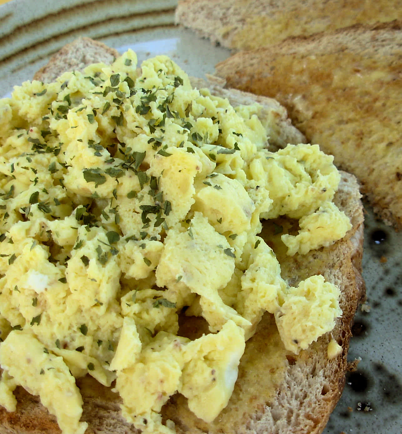 How to Make Scrambled Eggs in the Microwave Oven: Quick & Easy Guide