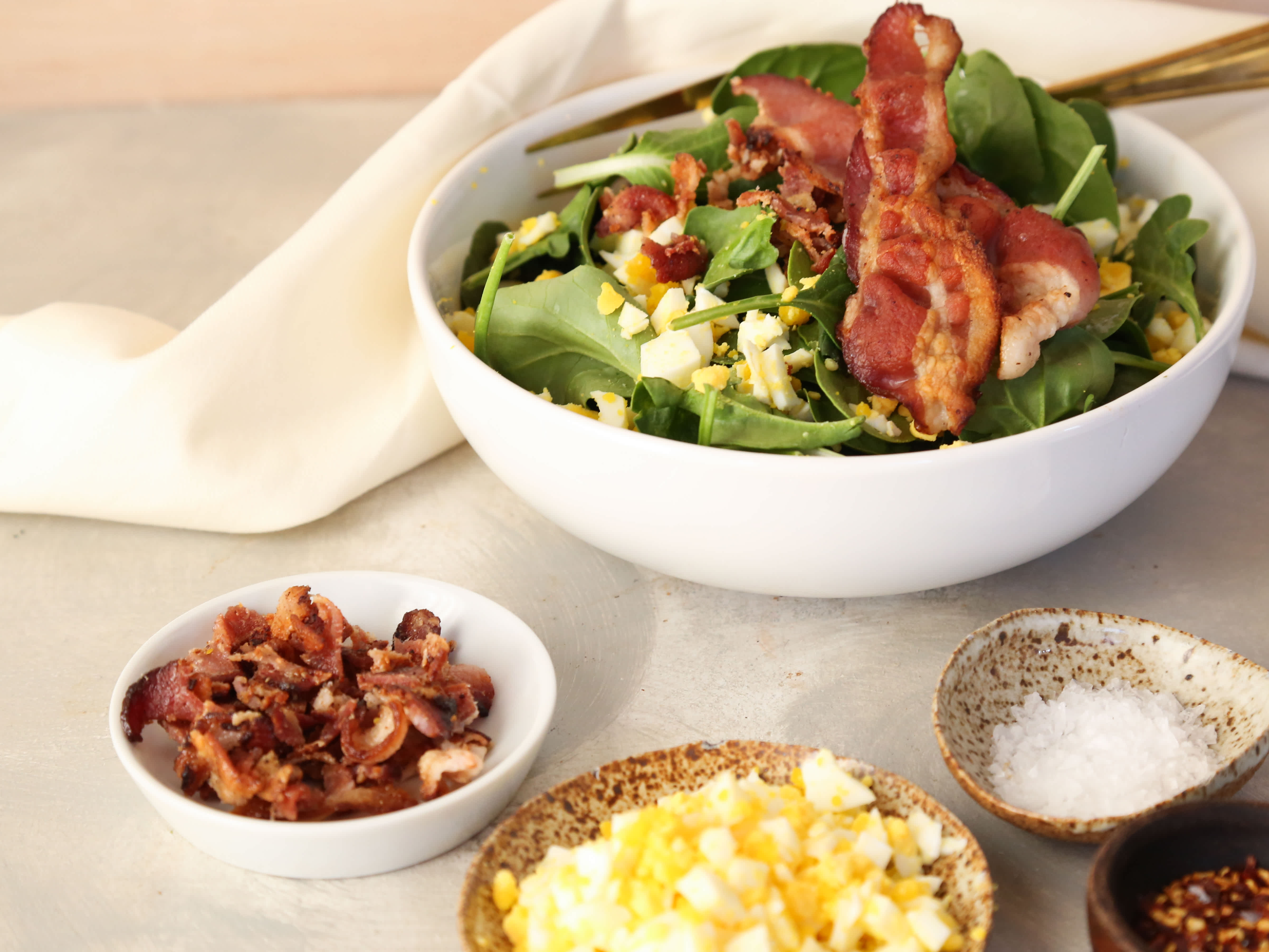old fashioned wilted spinach salad with bacon dressing Easy Wilted Spinach Salad (Low Carb)