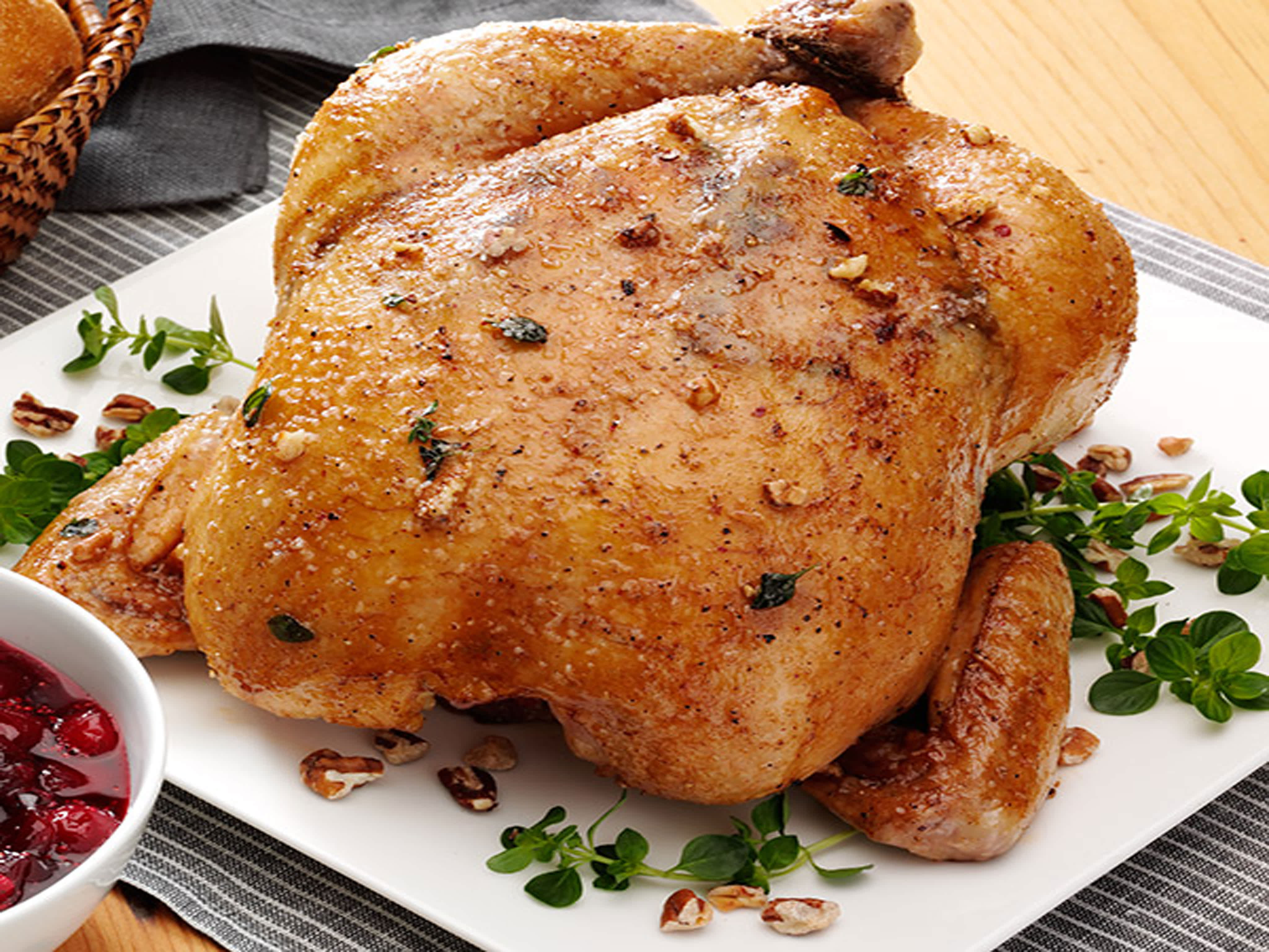tiptoe ROASTED WHOLE CHICKENクリスマスオブジェクト Whole Roast Chicken With Pomegranate, Apple And Red Wine On