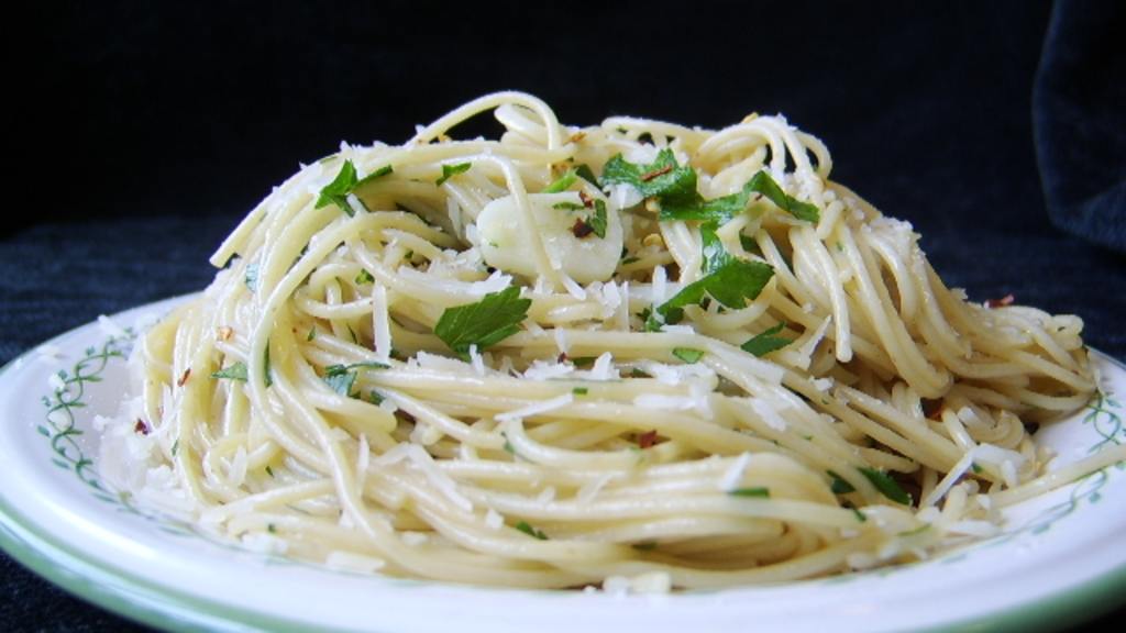 Spaghetti With Garlic, Olive Oil and Chile Pepper Simple! Recipe