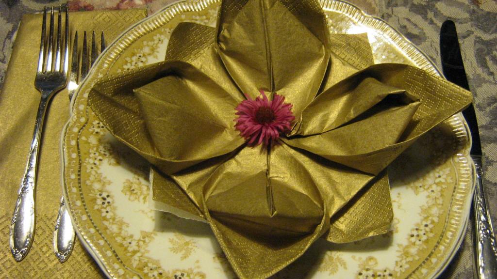 Serviette/Napkin Folding, Marie's Lily Pad Variation, Lotus created by Leslie