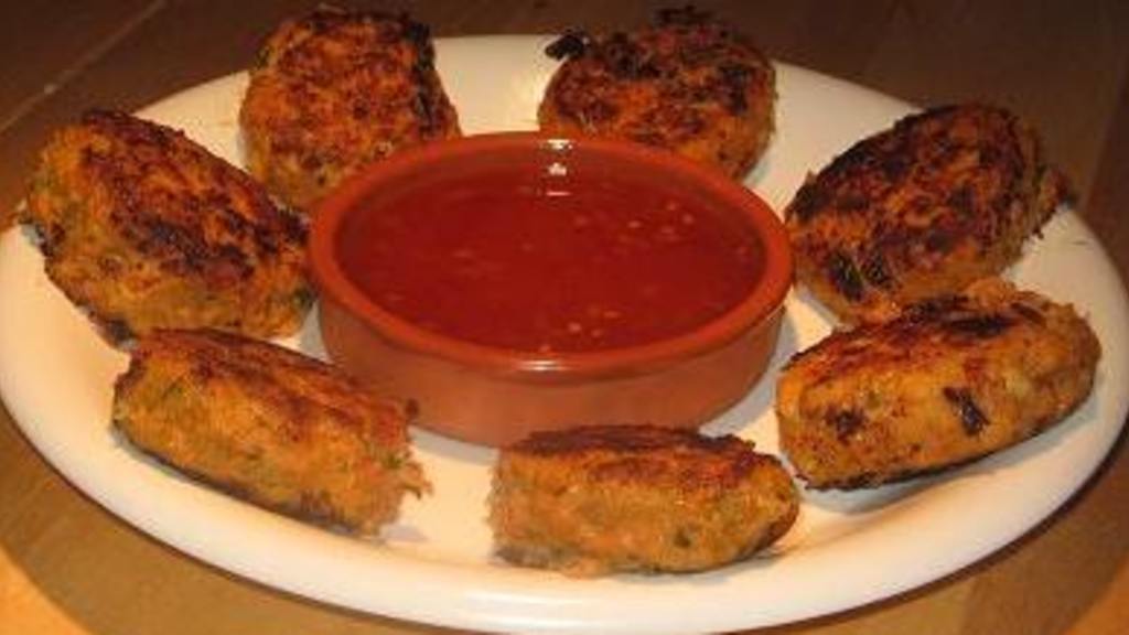 Thai Red Curry Crab Cakes With a Chili Dipping Sauce Recipe - Food.com