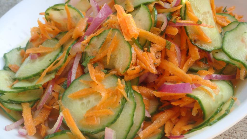 Салат из огурцов с луком и морковью. Салат из огурцов с луком и морковью