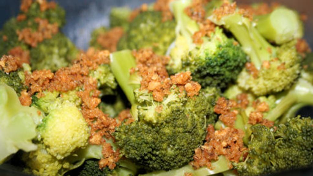 Steamed Broccoli With Garlic and Bread Crumbs Recipe