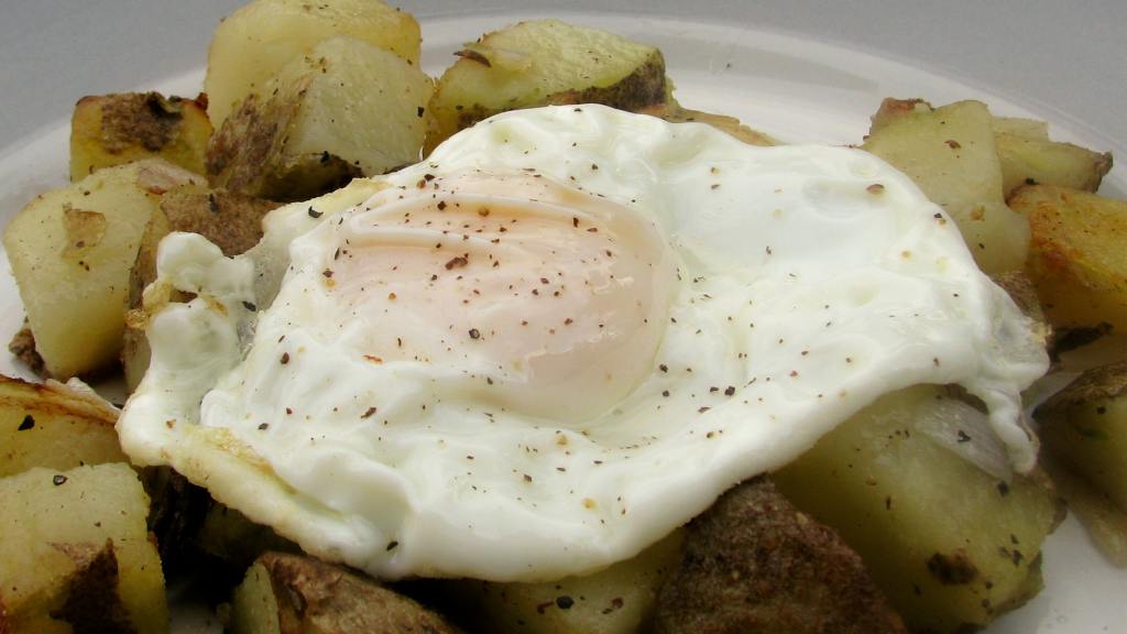 Potato and onion hash with a fried egg (for one) Recipe