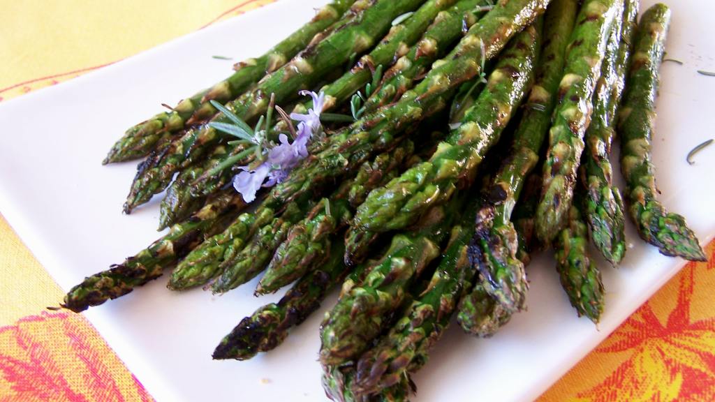 Asparagus Grilled With Garlic, Rosemary, and Lemon Recipe