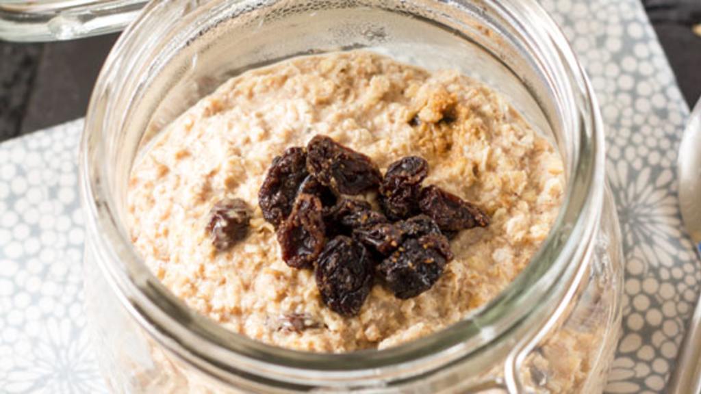 Cinnamon Raisin Overnight Oats Recipe