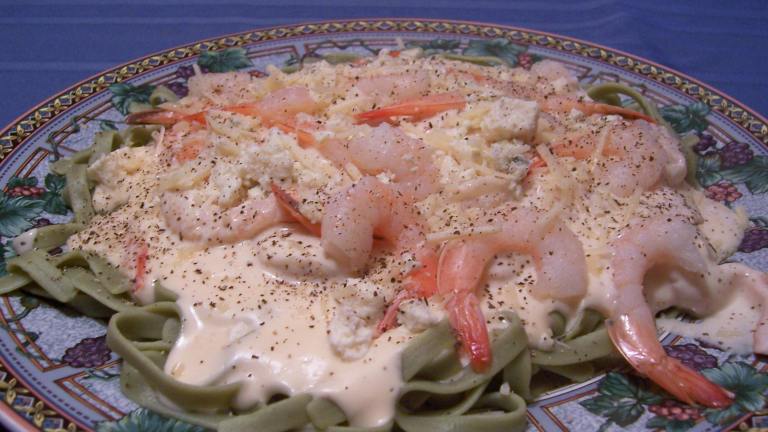 Shrimp Fettuccine Alfredo over Spinach Noodles created by lazyme