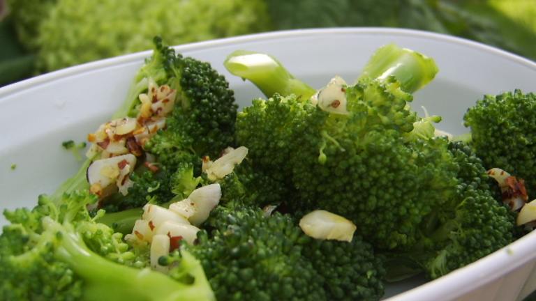 Broccoli With Red Pepper Flakes and Garlic Chips created by LifeIsGood